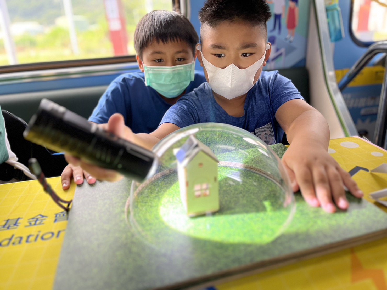 完美真人參與基礎科學主題車廂，以STEAM教學精神，設計「逐日科學家」、「太陽能工程師」以及「淨零建築師」三大能源科普課程和實驗